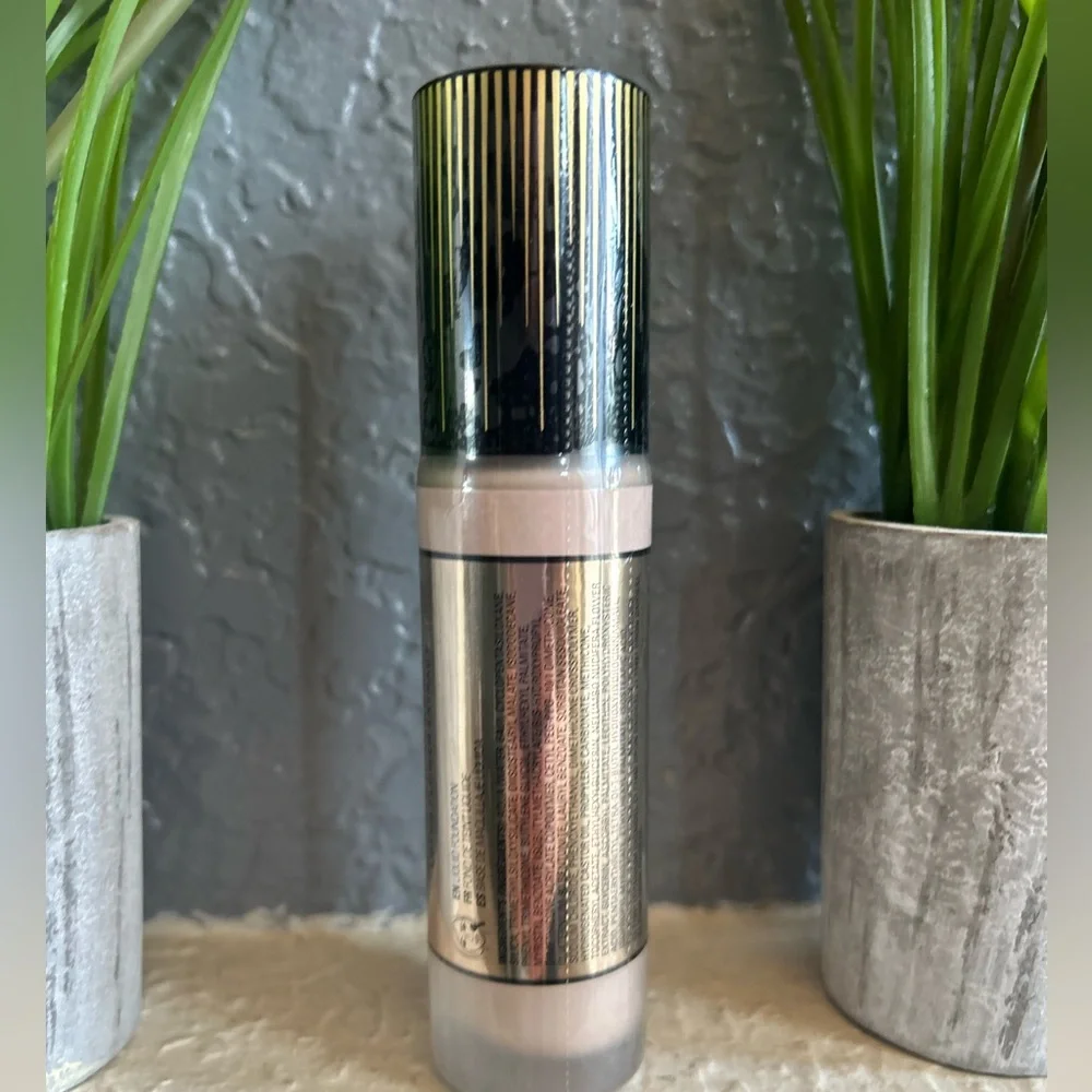 Makeup Revolution London Conceal & Glow Foundation - Cream F2